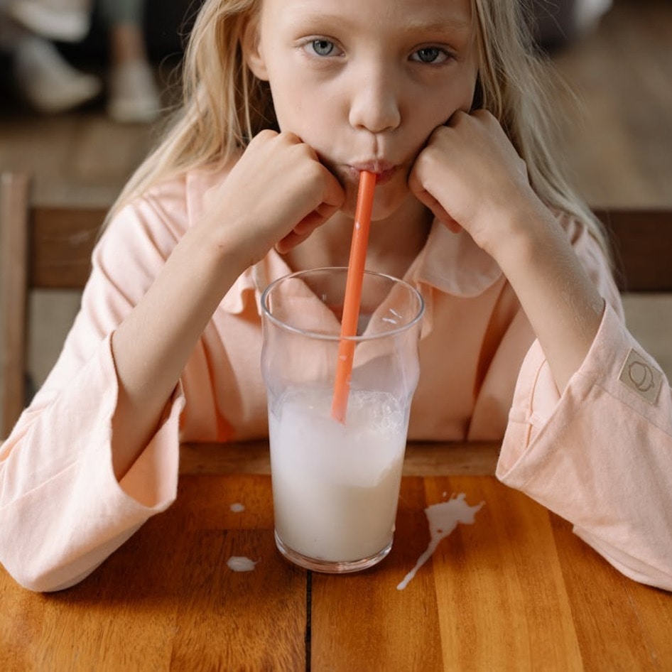 New Research Raises Alarms About Hidden Drug-Resistant Bacteria in Raw Milk